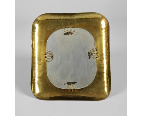 Kleiner Wandspiegel Art découm 1930, ungemarkt, Messing, Glas verspiegelt, gehämmerte, an den Rändern nach oben gebogene Mess