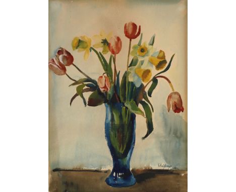 Ernst Honigberger, FrühlingsblumenstilllebenTulpen und Narzissen in hoher blauer Glasvase vor lichtem Grund, Mischtechnik (Aq
