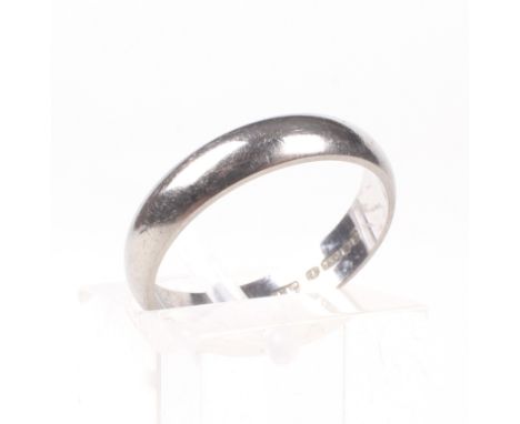 A vintage 18ct white gold shallow 'D' section wedding band. 3.75mm wide, hallmarks for London 1980, maker's mark 'J.Ld', size