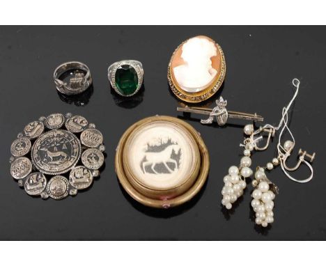 Mixed jewellery, to include a carved shell cameo brooch in pinchbeck mount, silver bar brooch, silver green stone set dress r