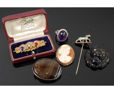 Assorted costume jewellery, to include carved shell cameo brooch in pinchbeck mount, agate brooch, white metal tie-pin, ameth