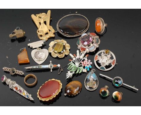 Assorted costume jewellery, to include a Scottish silver and agate set thistle brooch; an amethyst and agate set brooch; sund