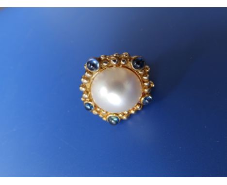 A 9ct blister pearl ring.