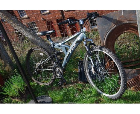 Am "Indi Slammer " Mountain bike with suspension and 18-speed derailleur gears.