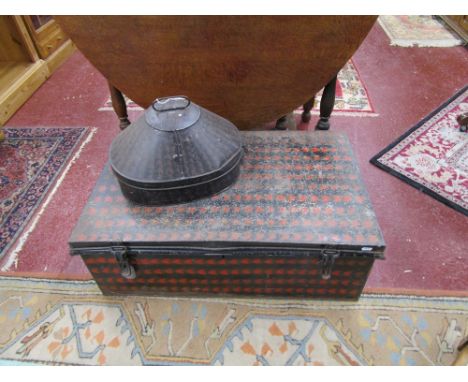 Metal trunk & hat tin