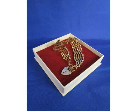 Gold gate link bracelet approx 9.6g