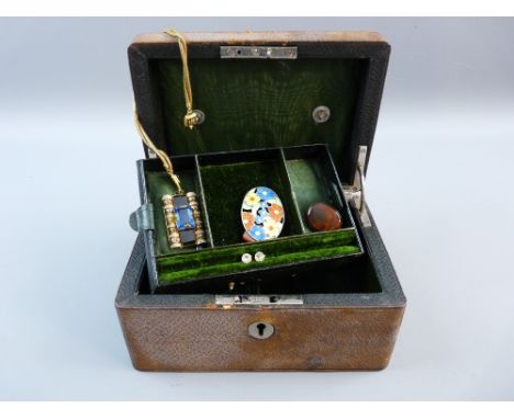 A SMALL LEATHERETTE JEWELLERY CASE with green velvet compartmented tray with a silver and floral enamel oval brooch, a small 