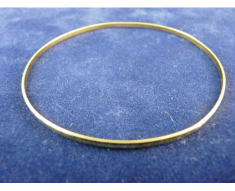A NINE CARAT GOLD VERY NARROW BANGLE, 3.3 grms