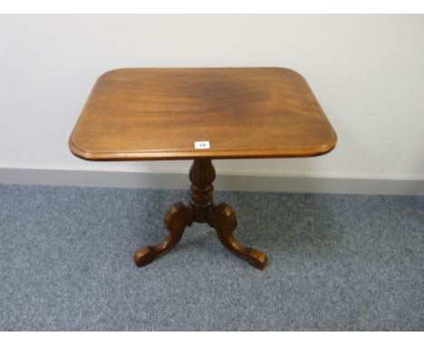 AN EDWARDIAN MAHOGANY RECTANGULAR TOPPED TABLE on a turned column tripod base, 56 cms high, 61 cms wide