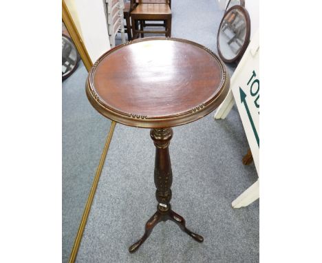 AN EDWARDIAN MAHOGANY TRAY TOP STAND with carved and turned column on a tripod base, 108 cms high, 29 cms diameter top