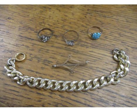 A group of Edwardian and later gold and costume jewellery to include a metal curb link bracelet with an 18ct gold catch, hors