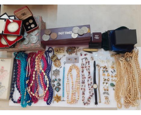 Costume jewellery to include bead necklaces and earrings, vintage faux pearl necklaces and vintage brooches together with mix