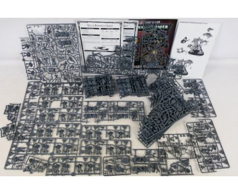 Warhammer - Games Workshop - Citadel - An unboxed collection of unpainted plastic Warhammer 40,000 Space Marines Dark Angels 