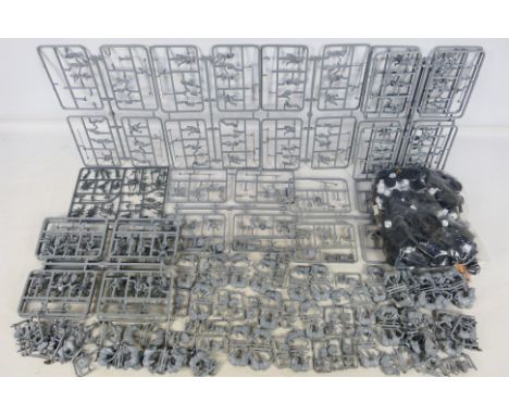 Warhammer - Games Workshop - Citadel - A large quantity of Warhammer 'Fantasy' Brettonnian Horses and Knights of the Realm Sp