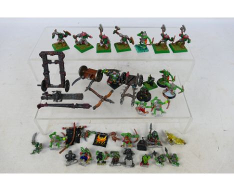 Warhammer - Citadel - Games Workshop - 28 Warhammer Orcs & Goblin metal figures and some accessories. The figures are painted