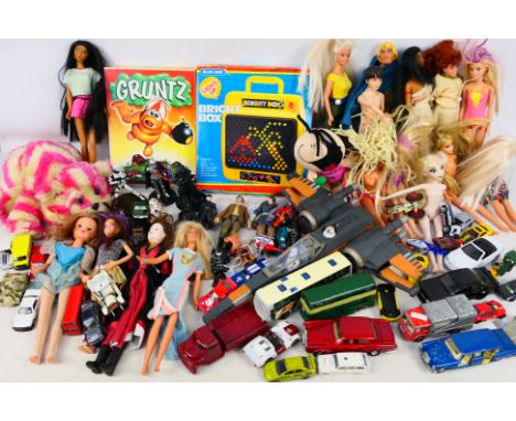 Sindy - Barbie - Star Wars - Others - An assortment items to include of 15 Star Wars figures from 'The Force Awakens', 16 dre