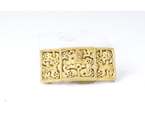 A Chinese gilt-metal belt buckle, late Qing Dynasty (1644-1912)
The two section buckle, pierced and cast in relief with scaly