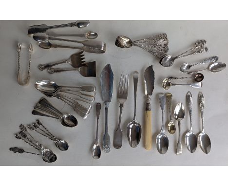 A miscellany of silver flatware to include six Edwardian fiddle pattern teaspoons, hallmarked for John Round & Son Ltd, 1902;