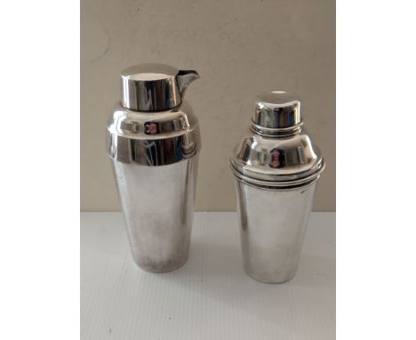 Two vintage silver plated cocktail shakers, one with Harrods stamp, 22, 20 cm (2)