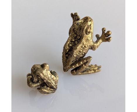 Two Stuart Devlin silver-gilt models of frogs, 30 mm, 15mm, both hallmarked for London, 1986, 29g (2), both without visible d