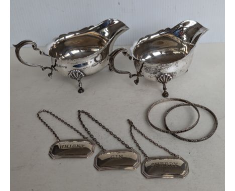 A pair of Georgian-style silver sauce boats with carved rims, scroll handles and hoof feet, 16 cm, by Elkington & Co., Birmin
