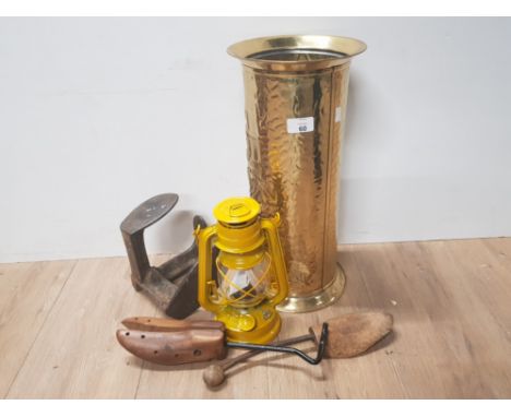 ANTIQUE CAST IRON COBBLERS LAST WITH 2 WOODEN SHOE STRETCHERS AND BRASS STICK/UMBRELLA STAND