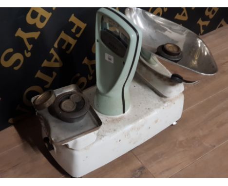 SET OF VINTAGE AVERY SCALES