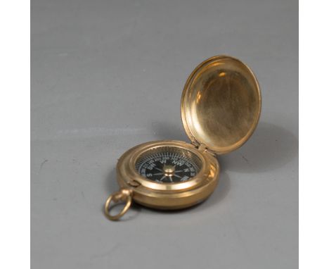 Pocket Compass, with lid and opening function. 20th Century. 5 cm diameter.