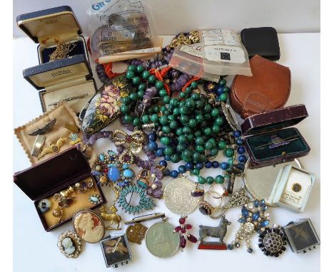 A good selection of jewellery and bijouterie to include a carved cameo brooch, various sweetheart brooches (including RAF), a