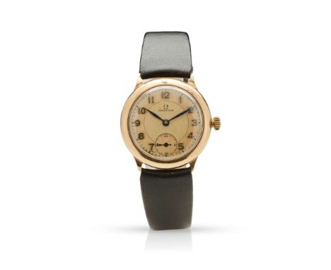  Omega. An unusual 9k gold mechanical wristwatch with two-tone dial Movement No.9403669, hallmarked 1942 Hand-wound 15 jewel 