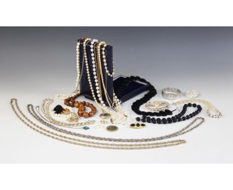 A selection of vintage costume jewellery, to include a mother of pearl bead necklace and matching bracelet, a string on polis