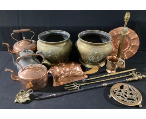 Metalware - a Victorian copper kettle; another; a pair of brass jardinieres; a brass table lamp; a poker; a copper crumb tray