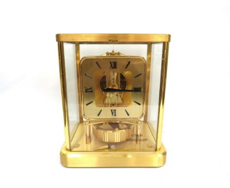 JAEGER-LECOULTRE: A gilt brass cased Jaeger-LeCoultre Atmos 540 calibre timepiece, brass chapter ring with mixed black Roman 