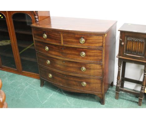 A Georgian mahogany chest of drawers with brass ring handles, 97 cm high, 100 cm wide