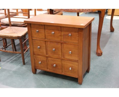 A modern oak chest of 3 drawers, 65 high, 65 wide