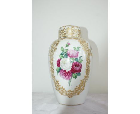  Grosse Deckelvase mit feiner Blumenmalerei und  reichem Golddekor.    Balusterförmiger Korpus. Polychrome Malereiin aufwendi
