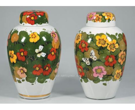 DECKELVASEnPAAR  MIT KAPUZINERKRESSE,Nymphenburg, um 1920, Grüner Manufakturstempel, eingepresstes Rautenschild, Pressnummer,