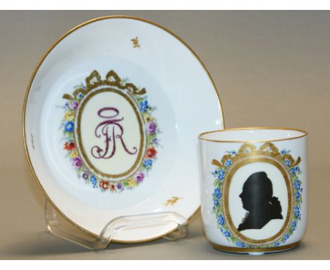  Außergewöhnlich seltene und fein dekorierte Tasse mit dem Portrait "Friedrich des Großen" (Fridericus Rex II)  in Schwarzlo