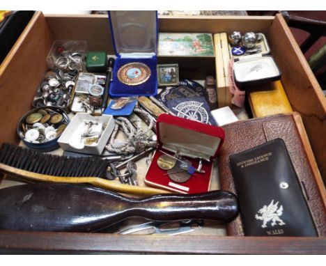 A good mixed lot to include military and other vintage metal buttons, an REME cap badge, other enamel lapel badges, pen knive