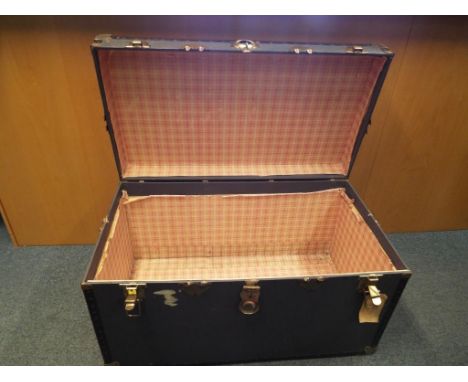 A vintage shipping trunk, 50 cm x 91 cm x 51 cm
