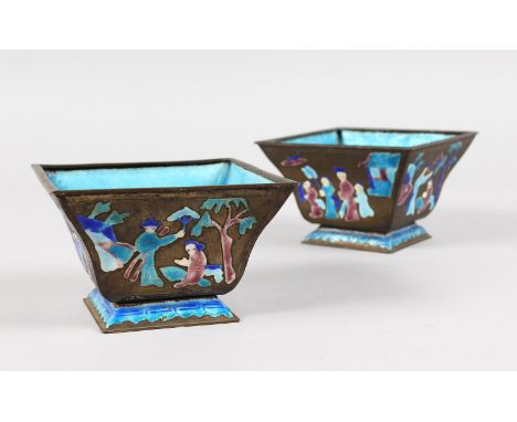 A PAIR OF SQUARE CHINESE ENAMEL BOWLS.