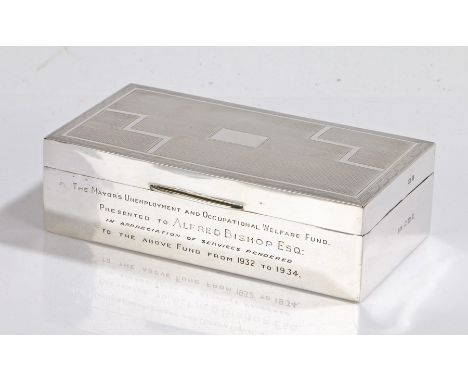 George V silver cigarette box, Birmingham 1934, maker Aaron Lufkin Dennison, with engine turned lid and presentation inscript