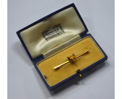 A 9ct yellow gold bar brooch with fox head to centre, ruby set eyes, stamped 9ct, 4.5 cm, approx 2.8g all in, in fitted box r