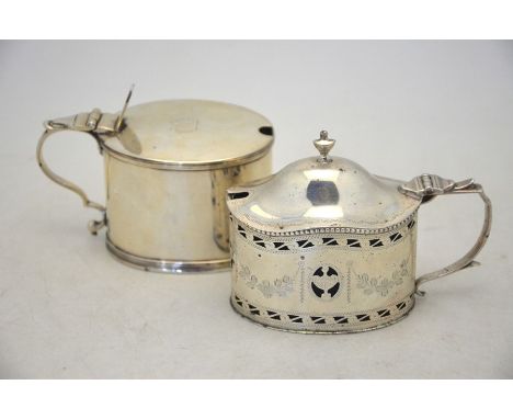 A George III silver oval mustard of plain form with hinged cover, reeded rims and scroll handle, Thomas Meriton, London 1799 