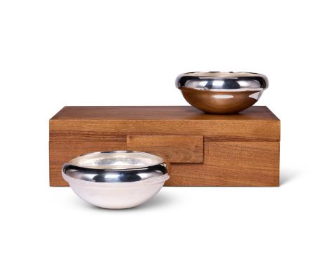 PHILIPPE CRAMER (SWISS, B.1970) A PAIR OF CIRCULAR BOWLS Silver, interior gently planished; with wooden presentation box 8 x 