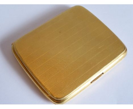 A heavy 18-carat yellow gold cigarette case with engine-turned decoration, approx. 150g