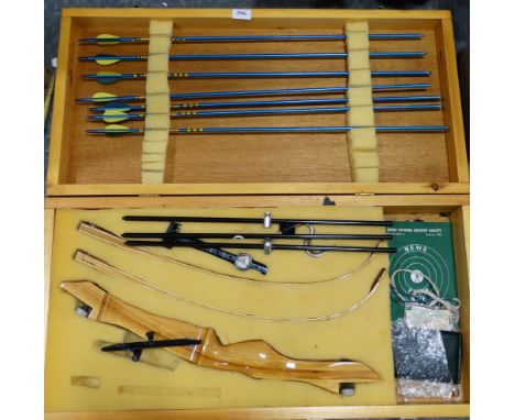 TAKE DOWN RECURVE BOW IN WOODEN CASE WITH METAL ARROWS STAR LINE W.A.S CHEROKEE 66 