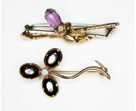 A hallmarked 9ct gold brooch formed as two crossed golf clubs and mounted with an amethyst thistle length 37mm, together with