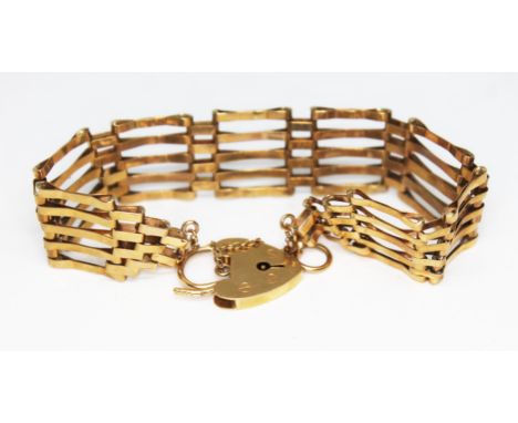 A hallmarked 9ct gold gate bracelet, wt. 11.77g.  