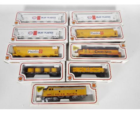 Bachmann - Two boxed HO gauge US locomotives with six boxed items of HO freight rolling stock. Lot includes Bachmann #41-615-